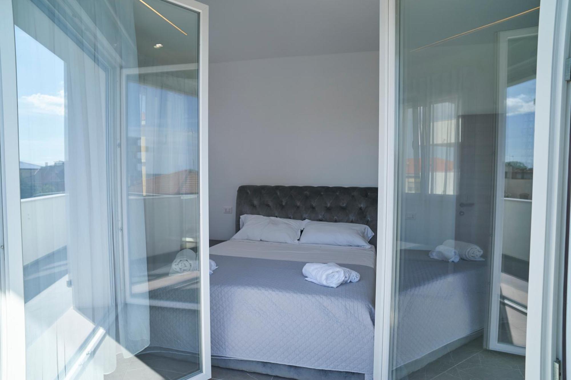 Villa Borghesi Suites Fronte Mare ริมินี ภายนอก รูปภาพ