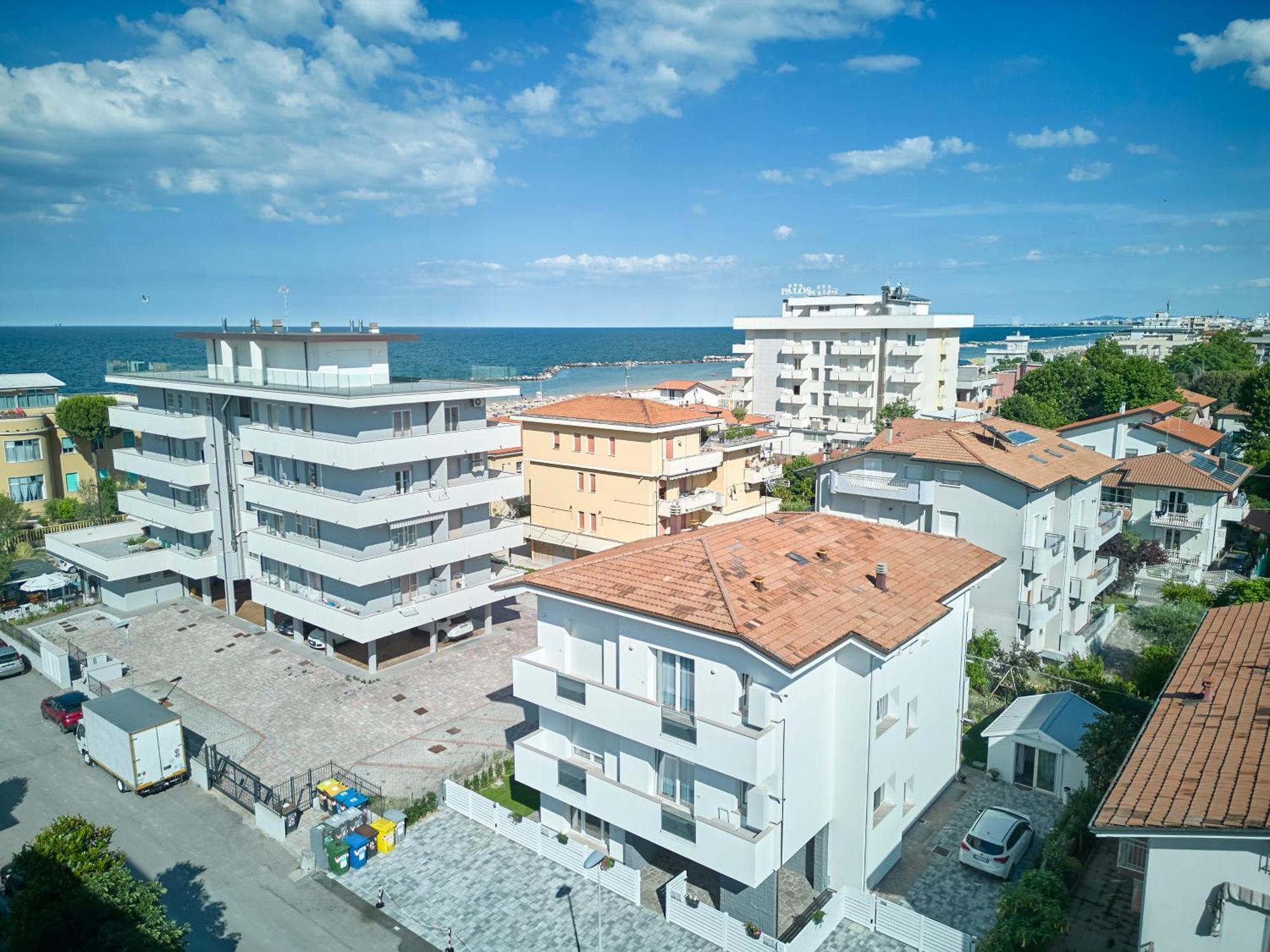 Villa Borghesi Suites Fronte Mare ริมินี ภายนอก รูปภาพ
