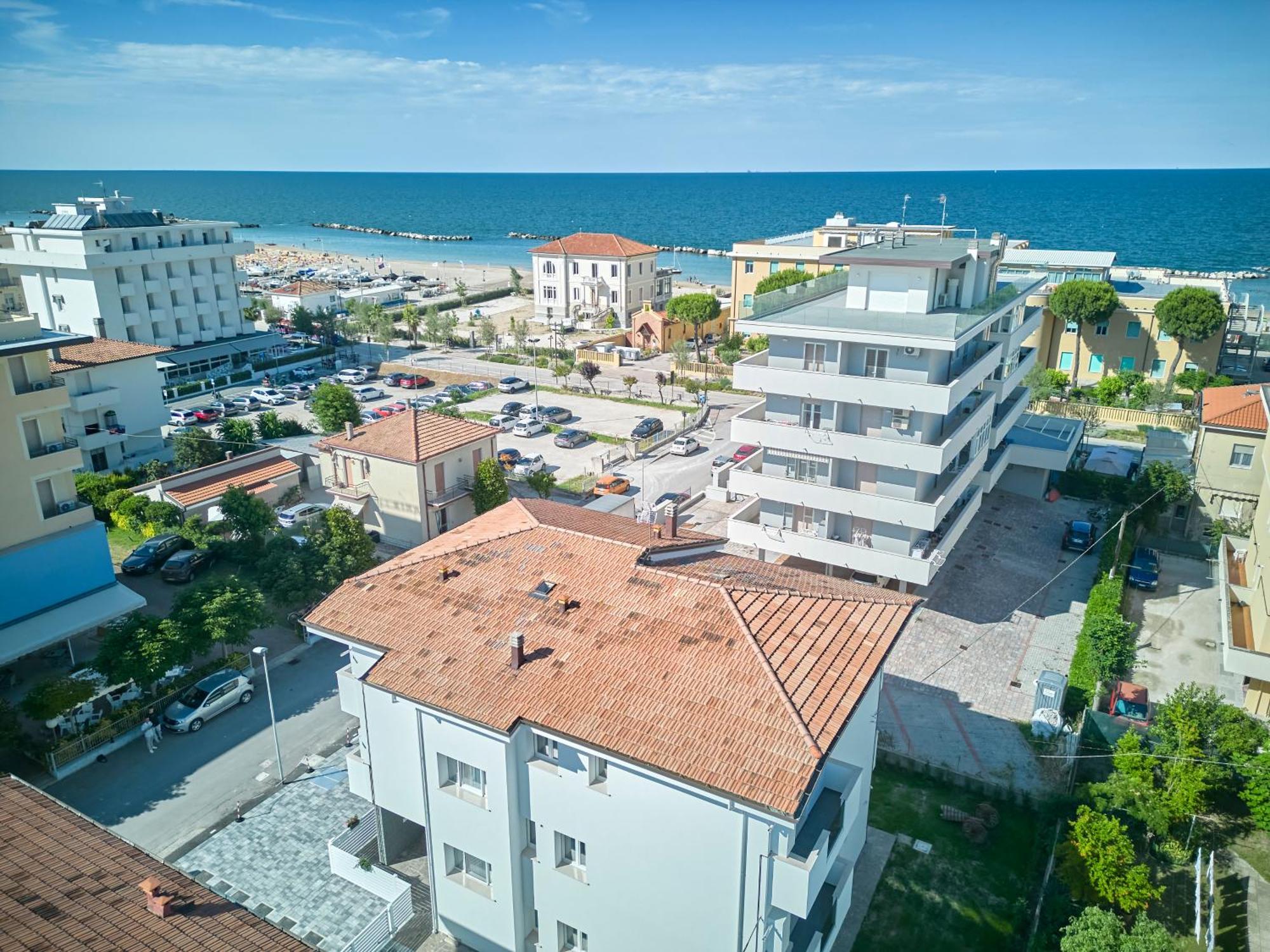 Villa Borghesi Suites Fronte Mare ริมินี ภายนอก รูปภาพ