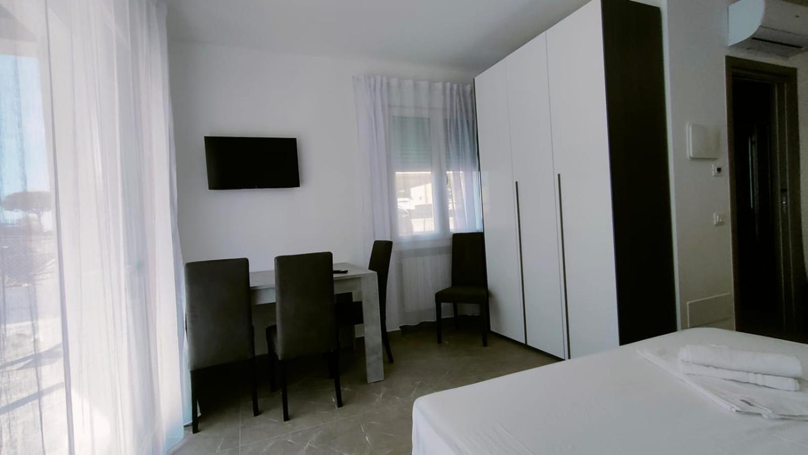 Villa Borghesi Suites Fronte Mare ริมินี ภายนอก รูปภาพ